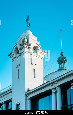Cieli azzurri a Whitley Bay e le torri bianche di Spanish City sulla passeggiata Foto Stock