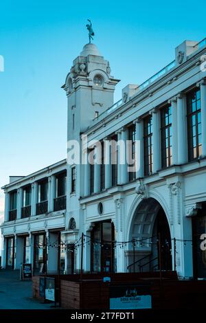 Cieli azzurri a Whitley Bay e le torri bianche di Spanish City sulla passeggiata Foto Stock