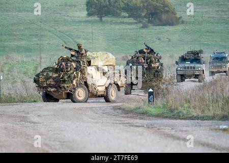 Panthers dell'esercito britannico e Supacat Jackals in azione su un'esercitazione militare Foto Stock