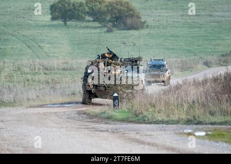 Panthers dell'esercito britannico e Supacat Jackals in azione su un'esercitazione militare Foto Stock