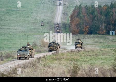 Panthers dell'esercito britannico e Supacat Jackals in azione su un'esercitazione militare Foto Stock