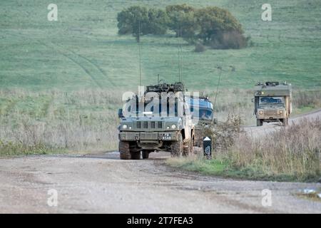 Panthers dell'esercito britannico e Supacat Jackals in azione su un'esercitazione militare Foto Stock