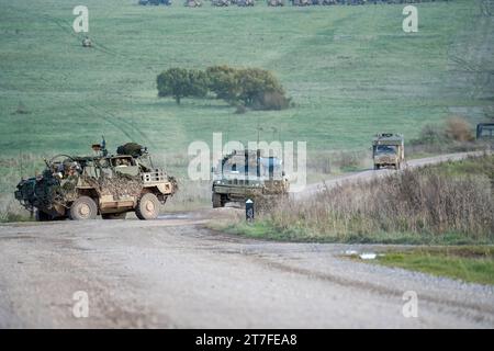 Panthers dell'esercito britannico e Supacat Jackals in azione su un'esercitazione militare Foto Stock