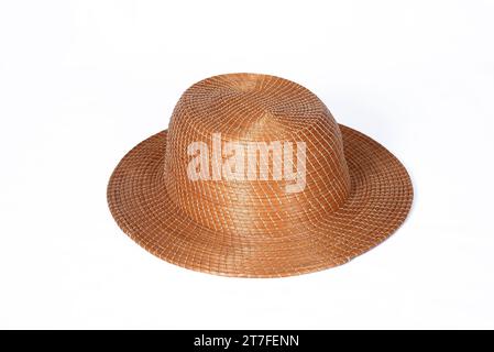 cappello capim dorato cappello a setole larghe in paglia naturale brasiliano isolato su sfondo bianco con protezione della testa Foto Stock