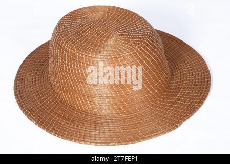 cappello capim dorato cappello a setole larghe in paglia naturale brasiliano isolato su sfondo bianco con protezione della testa Foto Stock