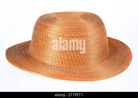 cappello capim dorato cappello a setole larghe in paglia naturale brasiliano isolato su sfondo bianco con protezione della testa Foto Stock