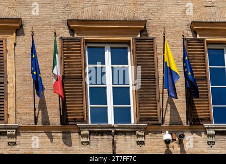 Bandiere europee, italiane e ucraine. Solidarietà e sostegno all'Ucraina. Invasione russa. Municipio. Piazza grande, Modena, Italia, Europa, UE Foto Stock