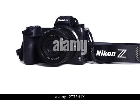 Goiania, Brasile Nikon Z6 II versione 2 fotocamera confronto fotografico e competizione tra fotocamere. Sfondo bianco. Le migliori fotocamere mirrorless f Foto Stock