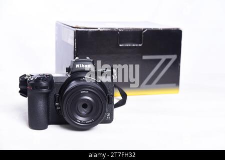 Nikon Z6 II (versione 2) fotocamera foto confronto e competizione tra fotocamere. Sfondo bianco. Le migliori fotocamere mirrorless di marchi leader Foto Stock