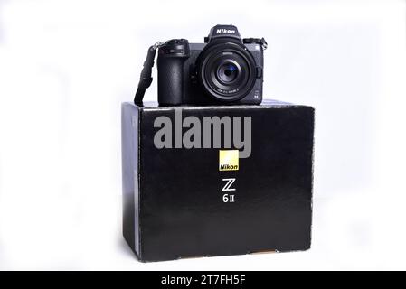 Nikon Z6 II (versione 2) fotocamera foto confronto e competizione tra fotocamere. Sfondo bianco. Le migliori fotocamere mirrorless di marchi leader Foto Stock