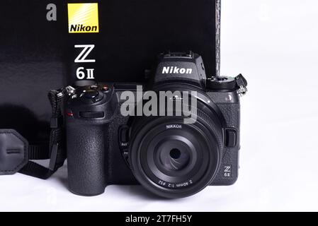 Nikon Z6 II (versione 2) fotocamera foto confronto e competizione tra fotocamere. Sfondo bianco. Le migliori fotocamere mirrorless di marchi leader Foto Stock