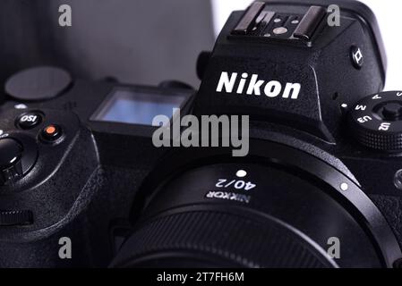 Nikon Z6 II (versione 2) fotocamera foto confronto e competizione tra fotocamere. Sfondo bianco. Le migliori fotocamere mirrorless di marchi leader Foto Stock