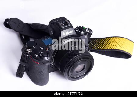 Nikon Z6 II (versione 2) fotocamera foto confronto e competizione tra fotocamere. Sfondo bianco. Le migliori fotocamere mirrorless di marchi leader Foto Stock