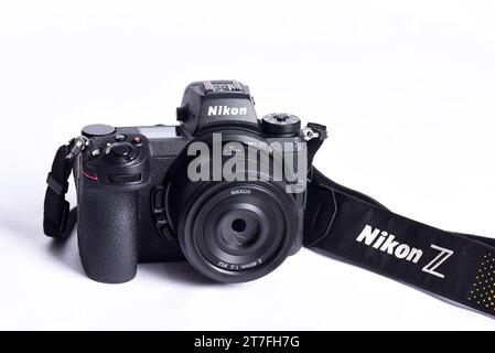 Nikon Z6 II (versione 2) fotocamera foto confronto e competizione tra fotocamere. Sfondo bianco. Le migliori fotocamere mirrorless di marchi leader Foto Stock