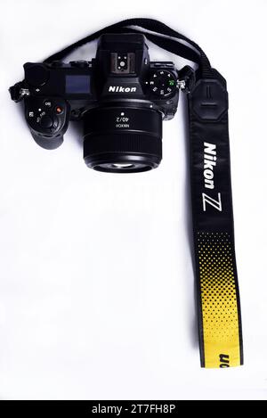 Nikon Z6 II (versione 2) fotocamera foto confronto e competizione tra fotocamere. Sfondo bianco. Le migliori fotocamere mirrorless di marchi leader Foto Stock