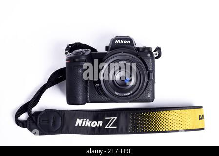 Nikon Z6 II (versione 2) fotocamera foto confronto e competizione tra fotocamere. Sfondo bianco. Le migliori fotocamere mirrorless di marchi leader Foto Stock