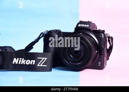 Nikon Z6 II versione 2 fotocamera confronto e competizione tra fotocamere. sfondo a colori. Le migliori fotocamere mirrorless di marchi leader. Foto Stock