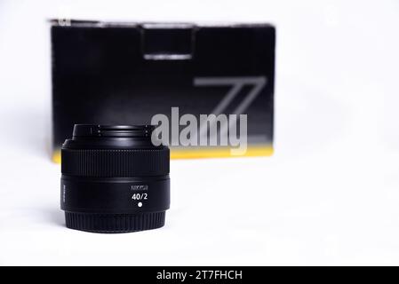 Goiania, Brasile 12 luglio 2023: Nikon Z Lens (versione 2) fotografia showdown e competizione tra obiettivi. Sfondo bianco. Le migliori lenti per mir Foto Stock