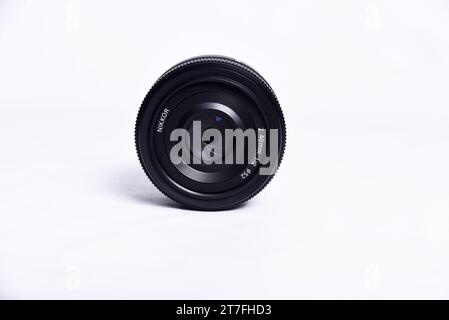 Goiania, Brasile 12 luglio 2023: Nikon Z Lens (versione 2) fotografia showdown e competizione tra obiettivi. Sfondo bianco. Le migliori lenti per mir Foto Stock