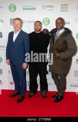(Da sinistra a destra) Steve Collins, Harlem Eubank e Chris Eubank arrivano per una proiezione del documentario One Night in Millstreet, parte dell'Irish Film Festival di Londra, al Vue West End di Leicester Square. Data foto: Mercoledì 15 novembre 2023. Foto Stock