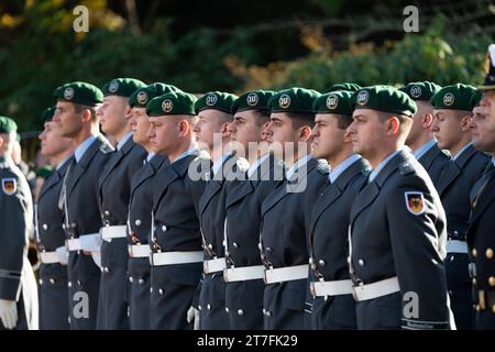 DAS Wachbataillon der Bundeswehr, in der Villa Hammerschmidt a Bonn, 15.11.2023. *** Il battaglione della Guardia delle forze armate tedesche, nella Villa Hammerschmidt a Bonn, 15 11 2023 credito: Imago/Alamy Live News Foto Stock