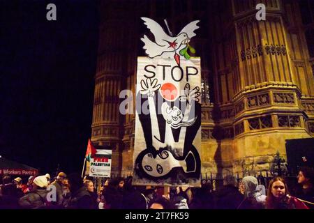 Londra, Inghilterra, Regno Unito. 15 novembre 2023. Migliaia di manifestanti a favore della Palestina si sono riuniti fuori dal Parlamento per chiedere un cessate il fuoco mentre la guerra Israele-Hamas continua. (Immagine di credito: © Vuk Valcic/ZUMA Press Wire) SOLO USO EDITORIALE! Non per USO commerciale! Foto Stock