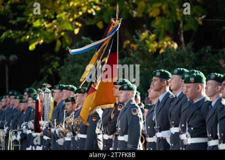 DAS Wachbataillon der Bundeswehr, in der Villa Hammerschmidt a Bonn, 15.11.2023. *** Il battaglione della Guardia delle forze armate tedesche, nella Villa Hammerschmidt a Bonn, 15 11 2023 credito: Imago/Alamy Live News Foto Stock