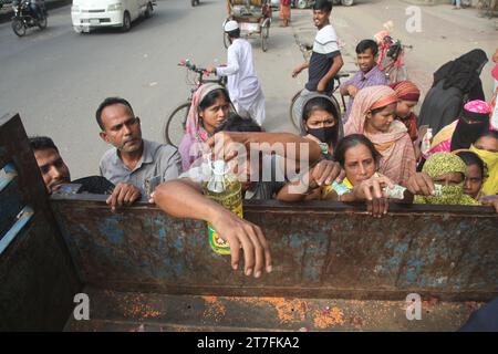 Dhaka Bangladesh 15 novembre 2023lunga linea di acquirenti per acquistare olio, cipolla, patata, da TCB Trucksale. Questa foto è stata scattata a badda dhaka. Nazmul islam/ Foto Stock