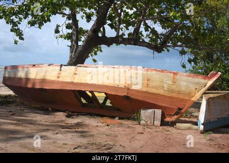 Bahia, Brasile - 7 settembre 2023 - la vecchia barca di pescatori abbandonata sulla spiaggia ha danneggiato il mare della nave Foto Stock