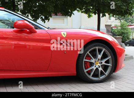 Due automobili Ferrari parcheggiate all'aperto in una strada, una con la finestra aperta Foto Stock