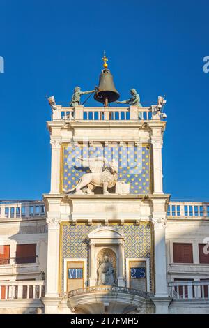 VENEZIA, ITALIA - 3 MARZO 2023: Torre dell'orologio di San Marco. Foto Stock