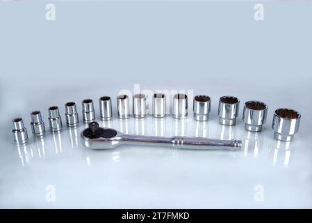 Set di chiavi dinamometriche o riparazione auto. Strumenti professionali. Chiave dinamometrica, utensile con cricchetti reversibili. Attrezzo manuale per il serraggio di viti e dadi Foto Stock