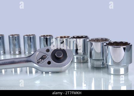 Set di chiavi dinamometriche o riparazione auto. Strumenti professionali. Chiave dinamometrica, utensile con cricchetti reversibili. Attrezzo manuale per il serraggio di viti e dadi Foto Stock