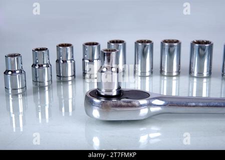 Set di chiavi dinamometriche o riparazione auto. Strumenti professionali. Chiave dinamometrica, utensile con cricchetti reversibili. Attrezzo manuale per il serraggio di viti e dadi Foto Stock