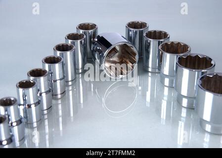 Set di chiavi dinamometriche o riparazione auto. Strumenti professionali. Chiave dinamometrica, utensile con cricchetti reversibili. Attrezzo manuale per il serraggio di viti e dadi Foto Stock