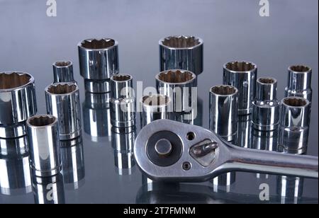 Set di chiavi dinamometriche o riparazione auto. Strumenti professionali. Chiave dinamometrica, utensile con cricchetti reversibili. Attrezzo manuale per il serraggio di viti e dadi Foto Stock