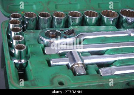 Set di chiavi dinamometriche o riparazione auto. Strumenti professionali. Chiave dinamometrica, utensile con cricchetti reversibili. Attrezzo manuale per il serraggio di viti e dadi Foto Stock