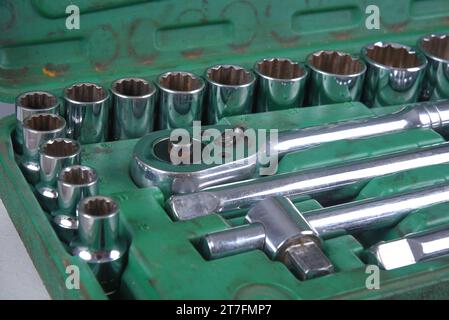Set di chiavi dinamometriche o riparazione auto. Strumenti professionali. Chiave dinamometrica, utensile con cricchetti reversibili. Attrezzo manuale per il serraggio di viti e dadi Foto Stock