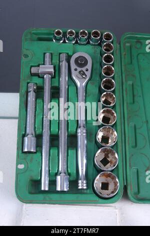 Set di chiavi dinamometriche o riparazione auto. Strumenti professionali. Chiave dinamometrica, utensile con cricchetti reversibili. Attrezzo manuale per il serraggio di viti e dadi Foto Stock