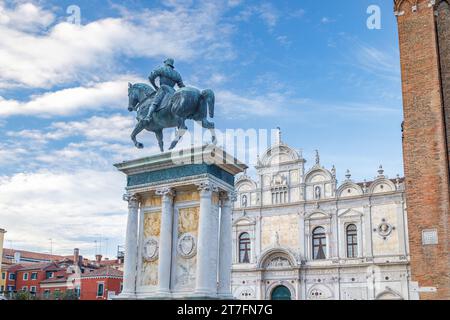 VENEZIA, ITALIA - 3 MARZO 2023: La statua equestre di Bartolomeo Colleoni in vista laterale. Foto Stock