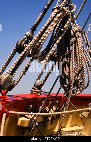 Corde di juta Rigging, carrucole, linee da corsa e spille ritardanti su Pettifox, una replica di granchi francesi l'ultima barca a vela costruita sulle isole di SC Foto Stock
