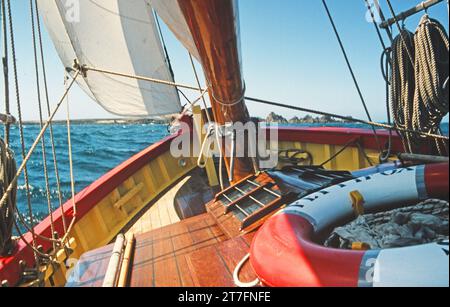 Pettifox, una replica di granchi francesi, l'ultima barca a vela costruita sulle isole Scilly, che si dirige verso l'isola di Annet, evitando di Foto Stock