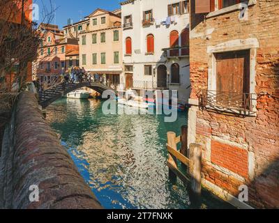 VENEZIA, ITALIA - 4 MARZO 2023: Il canale con edifici storici nelle giornate di sole. Foto Stock