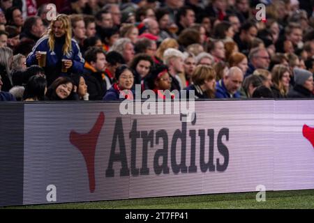 Amsterdam, Paesi Bassi. 15 novembre 2023. AMSTERDAM, PAESI BASSI - 15 NOVEMBRE: Commercial Banner Atradius durante la partita del gruppo C - UEFA Women's Champions League 2023/24 tra AFC Ajax e Paris Saint-Germain alla Johan Cruijff Arena il 15 novembre 2023 ad Amsterdam, Paesi Bassi. (Foto di Joris Verwijst/Orange Pictures) credito: Orange Pics BV/Alamy Live News Foto Stock
