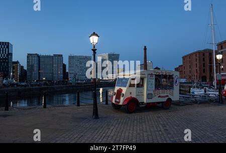 Liverpool, regno unito 16 maggio 2023 lo skyline attraverso il molo di Canning novembre a Liverpool Foto Stock