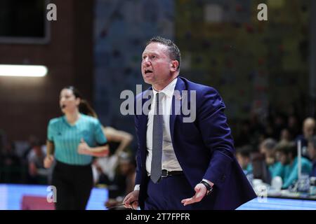 Casale Monferrato, Italia. 15 novembre 2023. Marco Ramondino (capo allenatore Bertram Derthona Basket Tortona) durante Bertram Derthona Tortona vs Igokea, partita di basket Champions League a Casale Monferrato, Italia, 15 novembre 2023 crediti: Agenzia fotografica indipendente/Alamy Live News Foto Stock