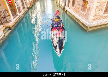VENEZIA, ITALIA - 4 MARZO 2023: Gondola con passeggeri che navigano sui canali. Foto Stock
