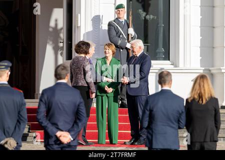 Frau Elke BÜDENBENDER und Bundespräsident Frank Walter STEINMEIER Handshake - Offizieller Besuch des Präsidenten der Republik Finnland, Sauli Niinistö, und von Jenni Haukio in der Bundesrepublik Deutschland beim zweiten Sitz des Bundespräsidenten Villa Hammerschmidt a Bonn 15.11.2023 Bonn Gronau NRW Deutschland *** Elke BÜDENBENDER e il presidente federale Frank Walter STEINMEIER Handshake visita ufficiale del presidente della Repubblica di Finlandia Sauli Niinistö, e Jenni Haukio alla Repubblica Federale tedesca nella seconda residenza del Presidente Federale Villa Hammerschmidt a Bonn Foto Stock