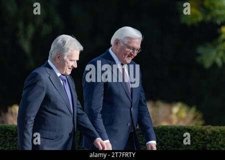 Präsident der Republik Finnland Sauli Niinistö und Bundespräsident Frank Walter STEINMEIER auf dem Weg zu den militärischen Ehren - Offizieller Besuch des Präsidenten der Republik Finnland, Sauli Niinistö, und von Jenni Haukio in der Bundesrepublik Deutschland beim zweiten Sitz des Bundespräsidenten Villa Hammerschmidt a Bonn 15.11.2023 Bonn Gronau NRW Deutschland *** Presidente della Repubblica di Finlandia Sauli Niinistö e Presidente federale Frank Walter STEINMEIER in visita ufficiale del Presidente di la Repubblica di Finlandia, Sauli Niinistö e Jenni Haukio t Foto Stock