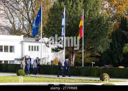 Präsident der Republik Finnland Sauli Niinistö und Bundespräsident Frank Walter STEINMEIER auf dem Weg zu den militärischen Ehren - Offizieller Besuch des Präsidenten der Republik Finnland, Sauli Niinistö, und von Jenni Haukio in der Bundesrepublik Deutschland beim zweiten Sitz des Bundespräsidenten Villa Hammerschmidt a Bonn 15.11.2023 Bonn Gronau NRW Deutschland *** Presidente della Repubblica di Finlandia Sauli Niinistö e Presidente federale Frank Walter STEINMEIER in visita ufficiale del Presidente di la Repubblica di Finlandia, Sauli Niinistö e Jenni Haukio t Foto Stock